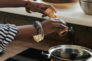 Plan rapproché d'une personne cuisinant