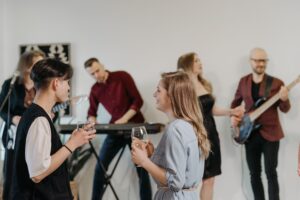 Personnes écoutant de la musique en exposition