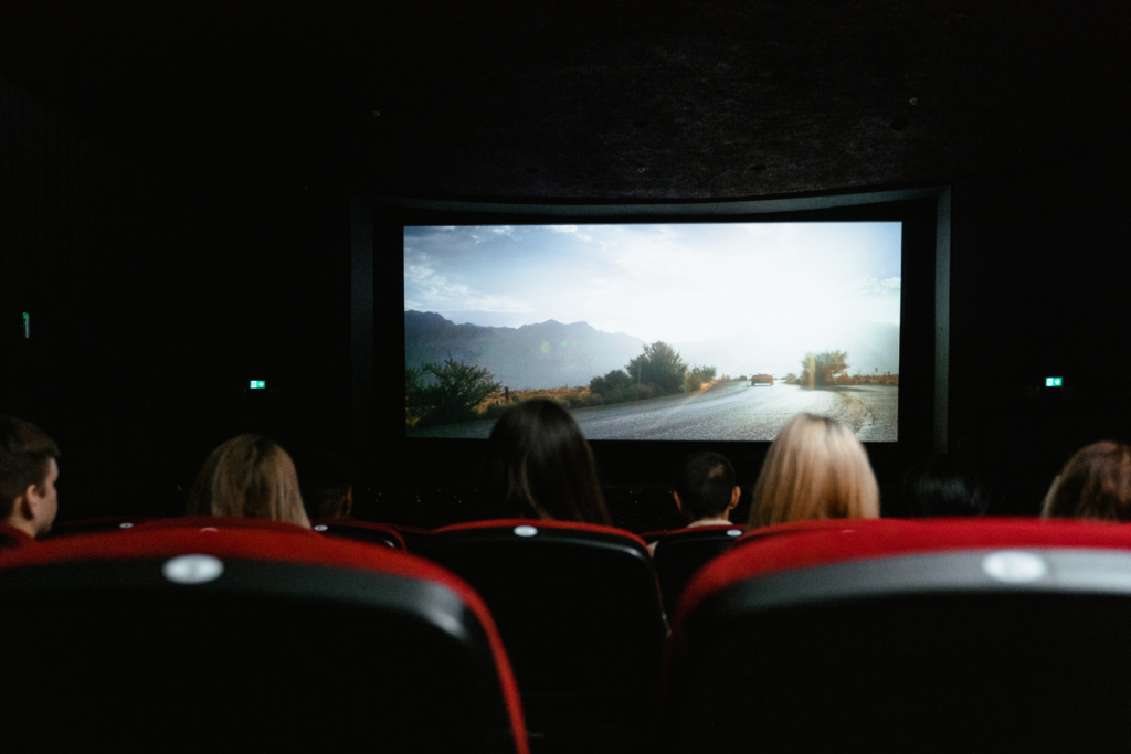 Personnes assistant au cinéclub