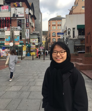 Une étudiante coréenne prend des cours de français en France