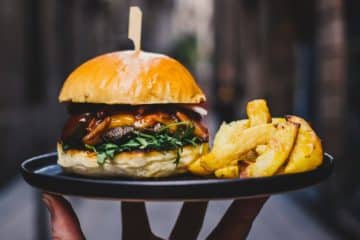 alliance française de lyon, france, cours de français, cours de français à lyon, déjeuner, où manger à lyon, hamburger, frites