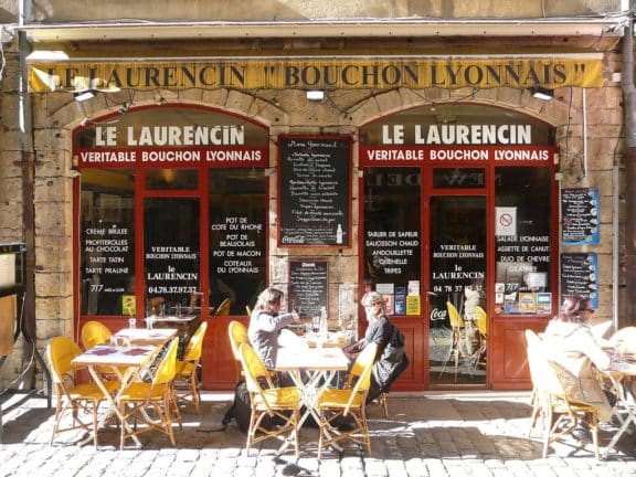 aprender francés y descubrir la gastronomia de Lyon en un bouchon lyonnais tipico